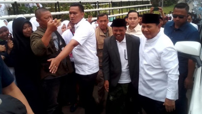Tiba di Ponpes Miftahul Huda Tasikmalaya, Prabowo Disambut Riuh Selawat Marching Band dan Dirangkul Uu Ruzhanul Ulum