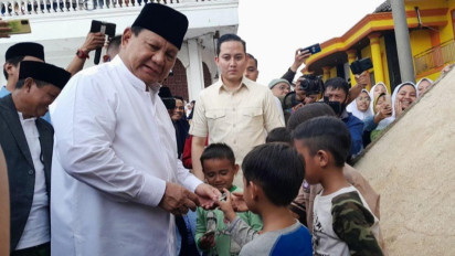 Sambangi Ponpes Miftahul Huda, Prabowo Subianto Beri Cindramata Ini ke 5 Anak Sekitar Ponpes