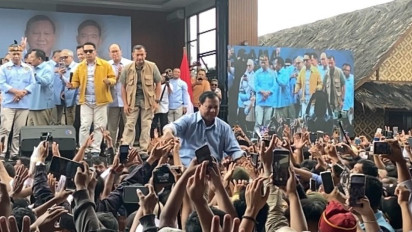 Momen Prabowo Subianto Nyanyi Sambil Diarak Saat Kampanye di Tasikmalaya