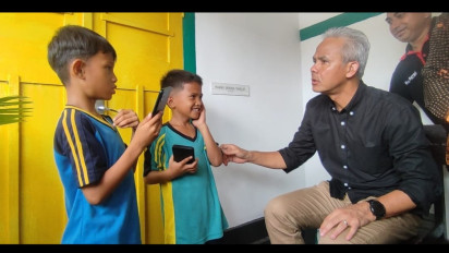 Usai Sholat di Ruang Semedi Bung Karno, Ganjar Diskusi Bersama Dua Bocah SD