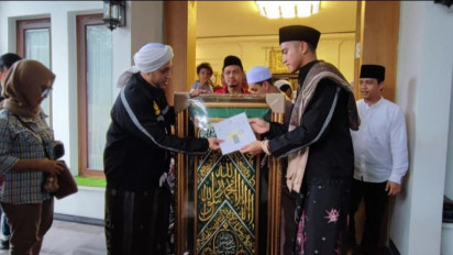 Sowan ke Tuban, Kaesang Dititipi Kain Penutup Makam Rasul dari Habib Husein Ba'agil