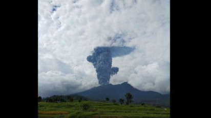 Gunung Marapi di Sumatera Barat Erupsi