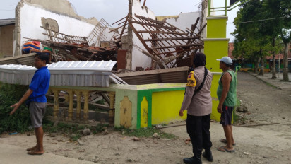 Dimakan Usia, Bangunan SD di Tegal tiba-tiba roboh
