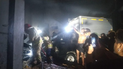 Tersambar Korsleting Aki Mobil, Gudang Peralatan Listrik Terbakar