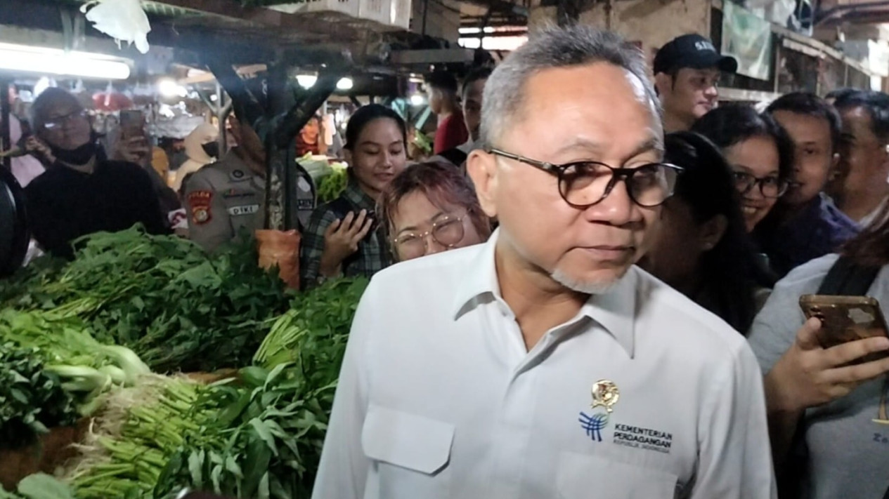 Mendag Zulhas Berkunjung ke Pasar Johar Baru, Pantau Harga Bahan Pokok
            - galeri foto