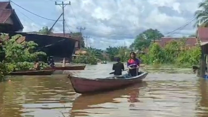Banjir Kabupaten Kapuas Hulu Putus Akses Jalan Warga 