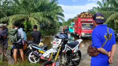 Jalan Poros 3 Desa di Tommo Putus Akibat Banjir Puluhan Mobil dan Motor Terjebak