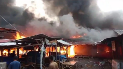 Dilalap Api, Puluhan Kios Pasar Leces Probolinggo Ludes Terbakar