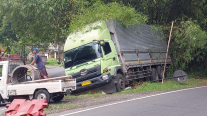 Tidak Kuat Menanjak, 2 Tronton Rebahan di Tanjakan Batununggul Ciamis