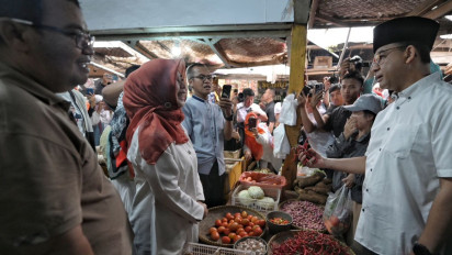 Sambangi Pasar Baru Karawang, Anies Kaget Banyak Pedagang yang Keluhkan Mahalnya Bahan Pokok