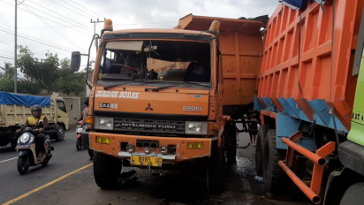 Kurang Waspada, Tronton Tabrak Tronton di Lumajang, Satu Sopir Dilarikan ke Rumah Sakit