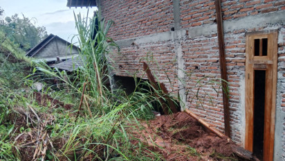 Empat Keluarga di Ponorogo Mengungsi, Pasca Rumahnya Diterjang Tanah Longsor