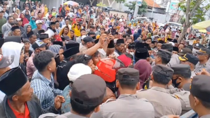 Ricuh! Ratusan Warga Gunung Rancak Berunjuk Rasa di Kantor BRI Sampang, Dua Orang Provokator Diamankan Polisi