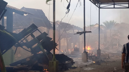 Pasar Leces Probolinggo Terbakar, Enam Unit Mobil Pemadam Kebakaran Berjibaku Padamkan Api