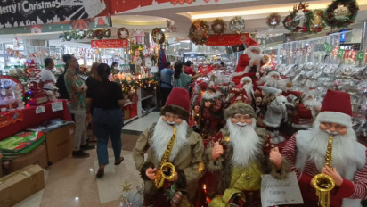 Pernak-Pernik Natal Mulai Ramai Diburu Warga Surabaya, Pedagang : Paling Laris Boneka Santa
