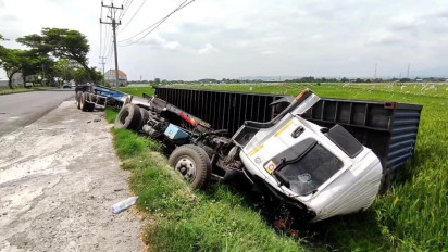 Ditabrak dari Belakang, Truk Trailer Parkir di JLS Pati Terguling ke Sawah