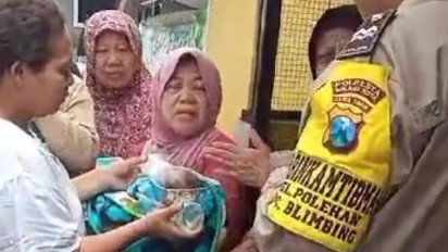 Warga di Malang Digemparkan Adanya Bayi Laki-Laki Dibungkus Selimut Motif Bunga Tergeletak di depan Pagar Rumah