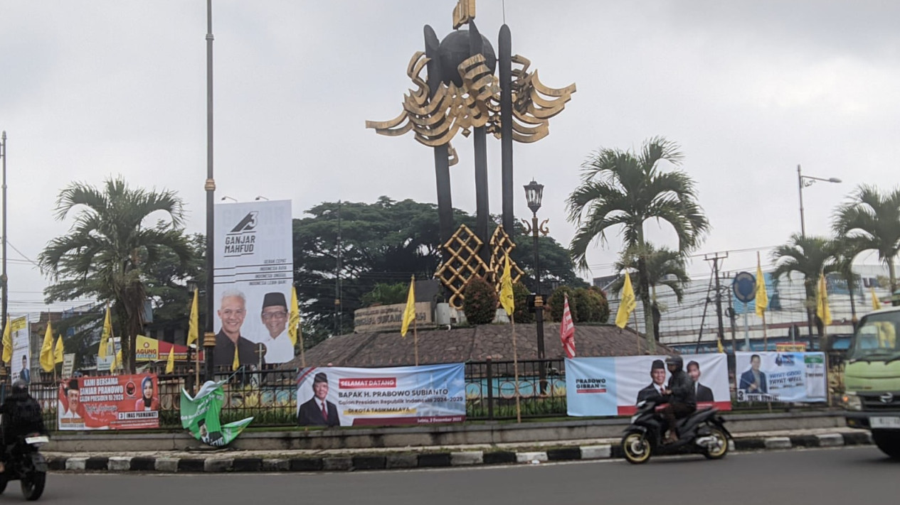 Ulama Tasikmalaya Geram! Banyak APK di Tugu Perjuangan KH Zainal Mustofa, Minta Bawaslu dan Satpol PP Bertindak
            - galeri foto