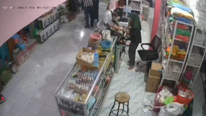 Terekam CCTV! Dua WNA Hipnotis Kasir Minimarket di Ngawi, Uang 1,6 Juta Raib Dicuri
