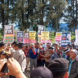 Dituding Penyebab Banjir dan Longsor, Ratusan Warga Unjuk Rasa Minta Pemerintah Tutup Perusahaan TPL