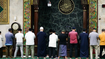 Ini Dahsyatnya Balasan Bagi Muslim yang Selalu Shalat di Shaf Pertama, Syekh Ali Jaber Ingatkan Meski Dipuji Jangan Berubah: Berpotensi Riya