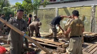 Jadi Sarang Prostitusi, Satpol PP Bongkar Paksa Belasan Bangunan Liar di Pantai Kamali Baubau