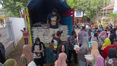 Ratusan Warga Salatiga Berjubel Antre Pasar Murah Sembako