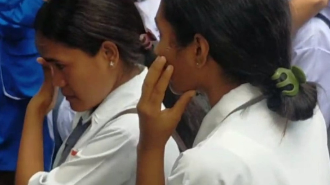 Ratusan Siswa SMKN Aesesa Menangis Karena Presiden Jokowi Batal Berkunjung: Kami Kecewa 
            - galeri foto