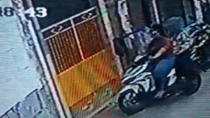 Masriah, Pelaku Teror Air Kencing dan Tinja yang Kabur, Terekam CCTV Pulang ke Rumahnya