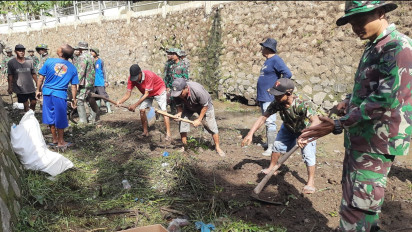 Siaga Bencana Banjir dan Longsor, Personel TNI dan Warga di Wonogiri Bersih-Bersih Sungai