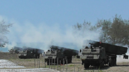 Pussenarmed TNI AD Tembakkan 400 Roket Astros II MK6 dari Pantai Setrojenar Kebumen