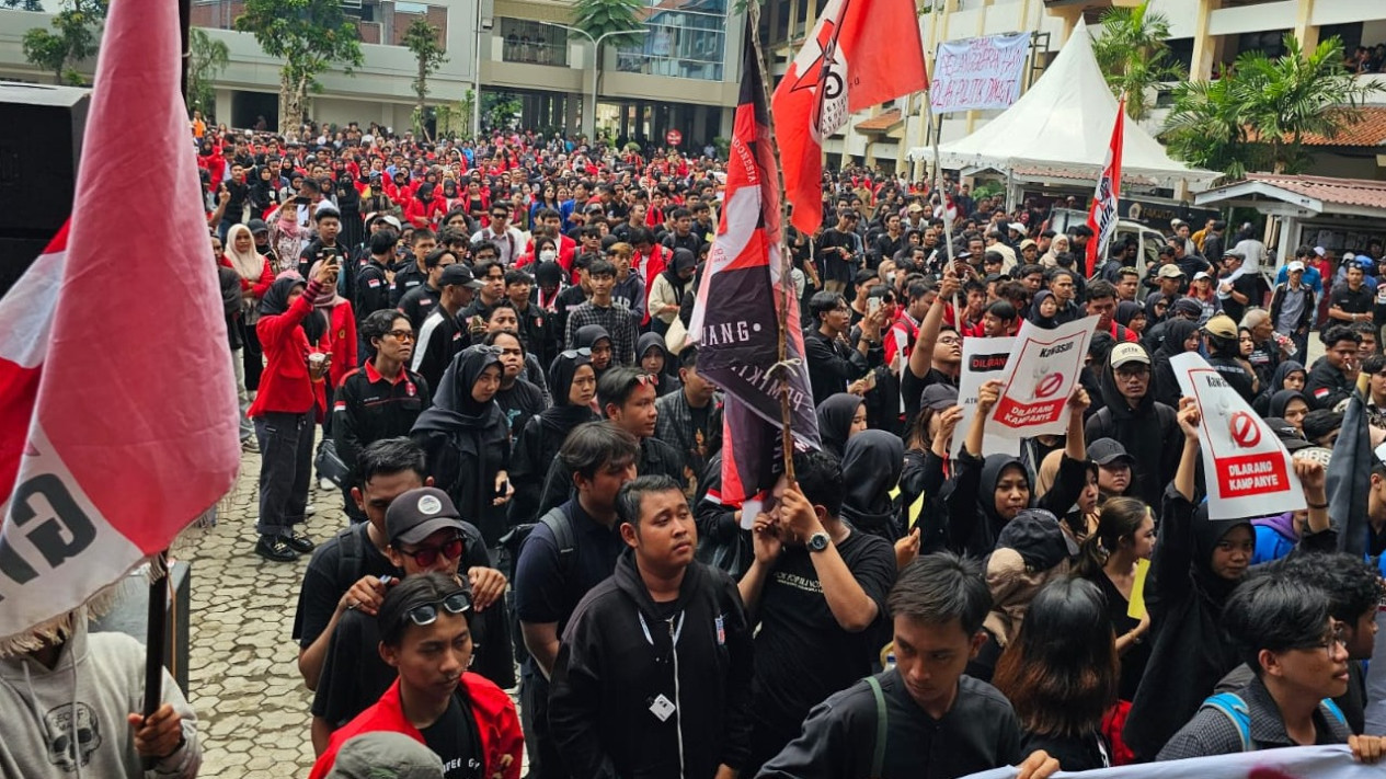 Mimbar Demokrasi Surabaya Ajak Rakyat Pilih Pemimpin yang Tak Coreng Konstitusi
            - galeri foto