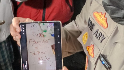 Ada Pesan Berdarah Bertuliskan “Puas Bunda Tx For All” di Lantai Rumah Jagakarsa, Polisi Sebut Penulisnya…