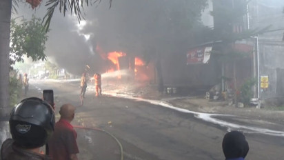 Bengkel Mobil di Magetan Ludes Terbakar, 5 Unit Mobil Damkar Dikerahkan