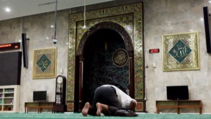 Doa Dibaca di Sujud Terakhir? Ternyata Kata Syekh Ali Jaber Boleh di Setiap Sujud, Namun…