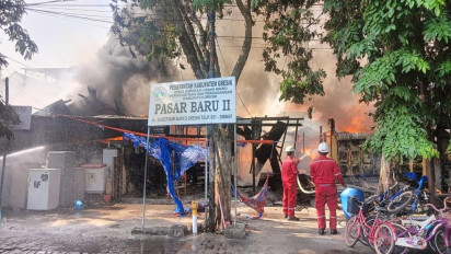Pasar Baru II Gresik Terbakar Hebat, 33 Lapak Semi Permanen Milik Pedagang Hangus