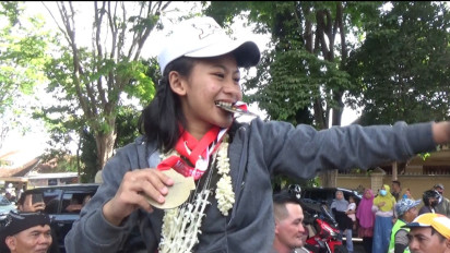 Tiba di Banyuwangi, Siswi SD Juara Karate Dunia Disambut Meriah Warga 