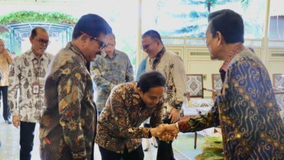Sampai Turun Gunung Temui Sultan Hamengkubuwono X, Raja Juli Antoni Minta Maaf Atas Kelakuan Ade Armando