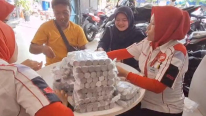 Guru Honorer di Tegal Beli Motor Baru dengan Uang Receh Hasil Menabung 2,5 Tahun