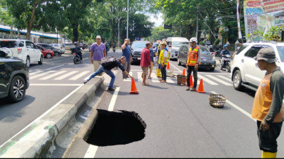 Waspada Lubang Besar di Jalan Bandung Kota Malang, Diduga Gorong-gorong di Bawah Jalan Ambrol