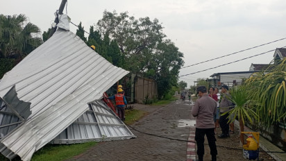 Puting Beliung Mengamuk di Gresik, Terjang Sejumlah Bangunan di Dua Desa Kecamatan Balongpanggang