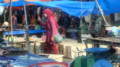 Buat Warga Panik, Perempuan Bersenjata Tajam Mengamuk di Pasar Ikan Tasiu