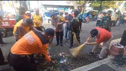 Cegah Banjir dan Penyakit, Petugas Gabungan Gelar Bersih Pasar dan Gorong-Gorong di Kab.Semarang