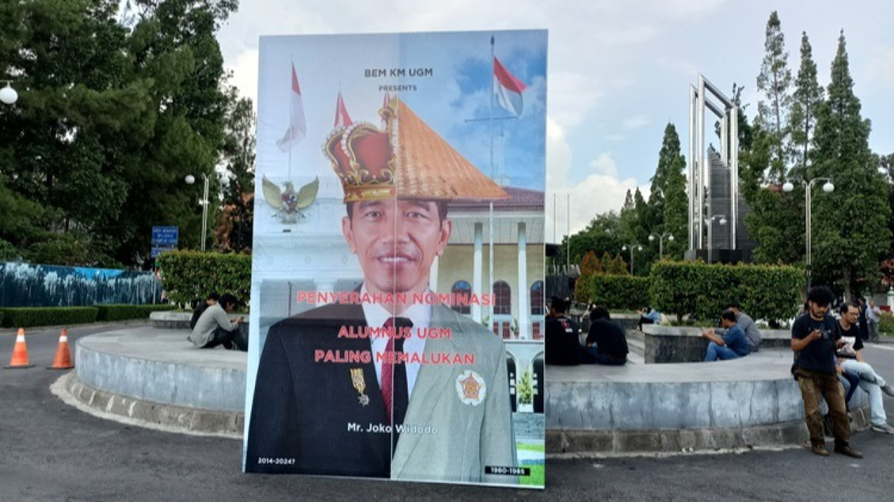 Jokowi Dinobatkan Sebagai Alumnus UGM Paling Memalukan oleh BEM KM UGM, Banner Besar Terpampang di Kampus
            - galeri foto