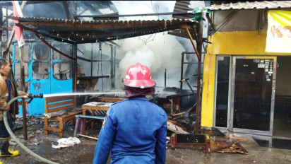 Lupa Matikan Obat Nyamuk, Toko Kelontong dan Warkop di Gresik Terbakar Hebat
