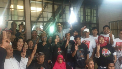 Mahfud MD Sambangi Rumah Mantan Gubernur Jawa Barat Solihin GP, Dipakaikan Totopong