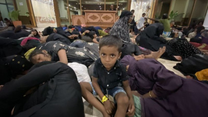 Dengan Empat Truk, Satgas Provinsi Pindahkan 135 Rohingya dari Kantor Gubernur ke Camp Pramuka