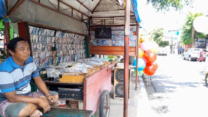 Bertahan di Era Digital, Nasib Penjual Kaset VCD di Kawasan Trotoar Probolinggo Tetap Langgeng