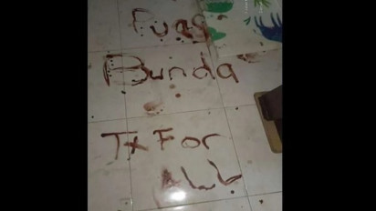 Tulisan Tangan 'Puas Bunda TX For All' di Lantai Kontrakan TKP Pembunuhan 4 Orang Anak di Jagakarsa, Polisi: Gunakan Darahnya Sendiri