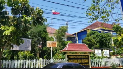 Bendera Merah Putih Terbalik Berkibar di Kantor Dinas Pendidikan dan Kebudayaan Ngawi